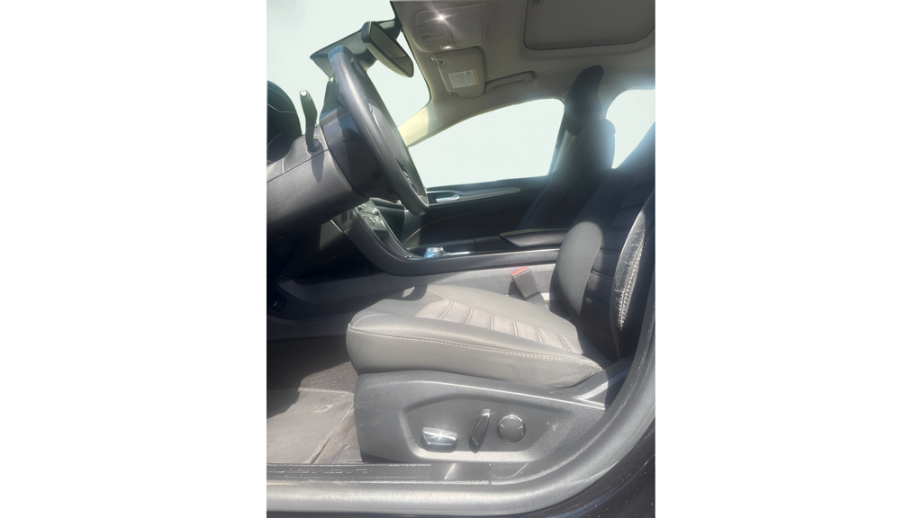 Used 2019 Black Ford SE image 10