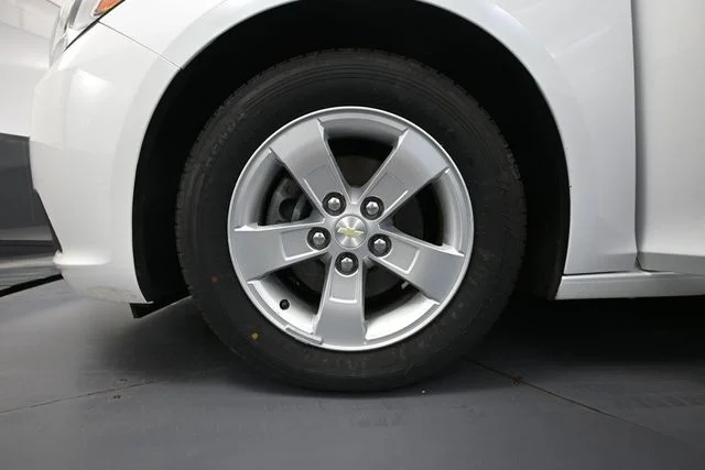 Used 2015 White Chevrolet LS image 12