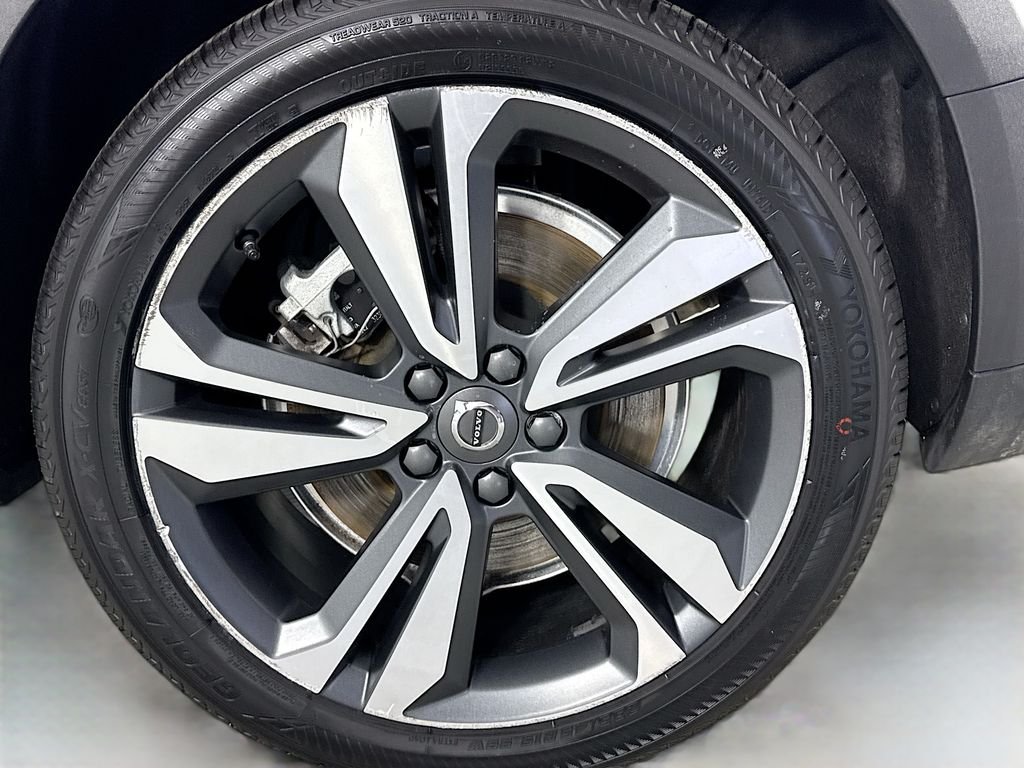 Used 2024 White Volvo B5 Plus image 32