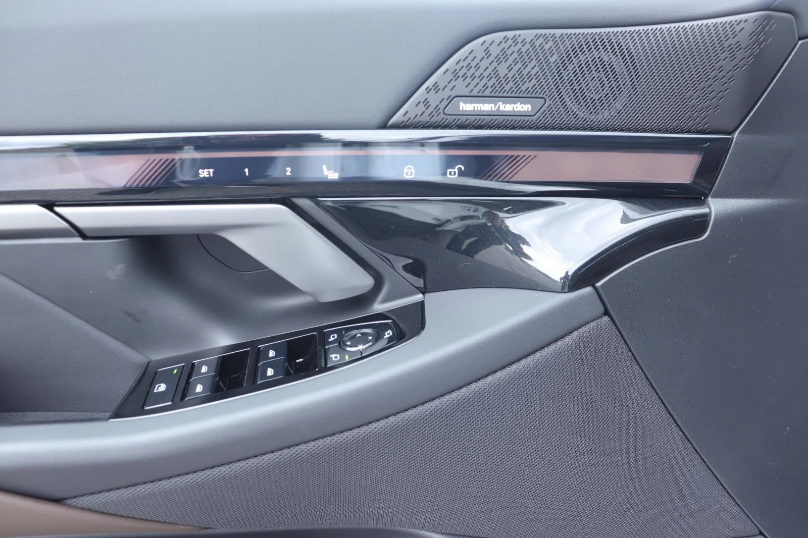 New 2027 Mineral White Metallic BMW 530i image 22