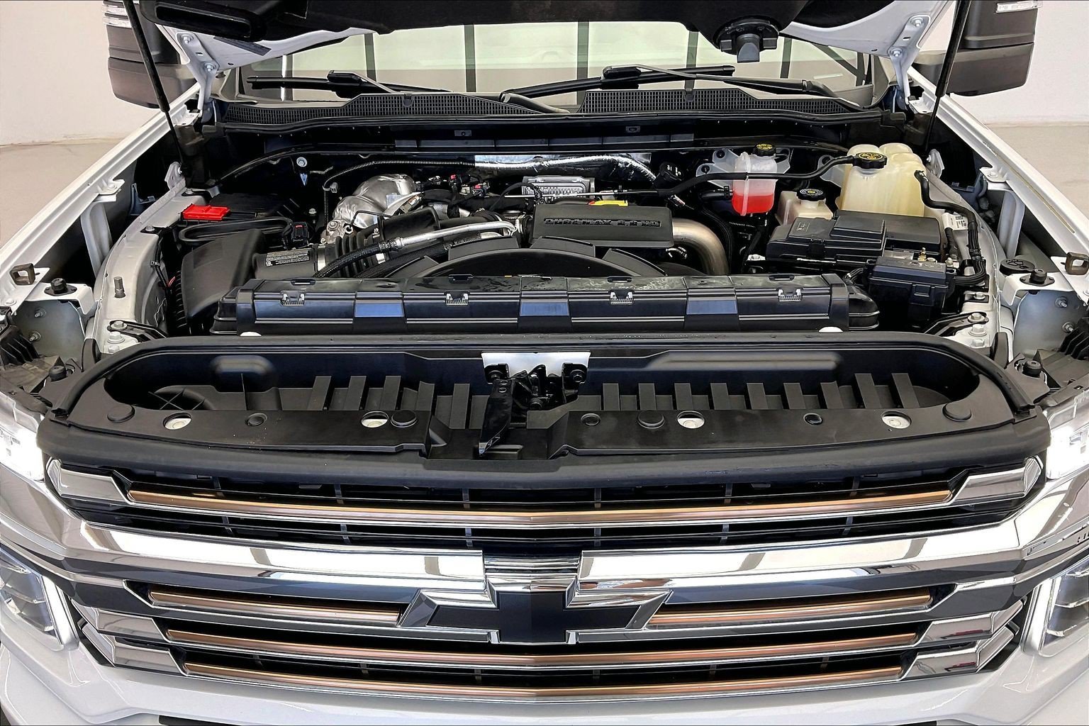 Used 2022 Iridescent Pearl Tricoat Chevrolet High Country image 9