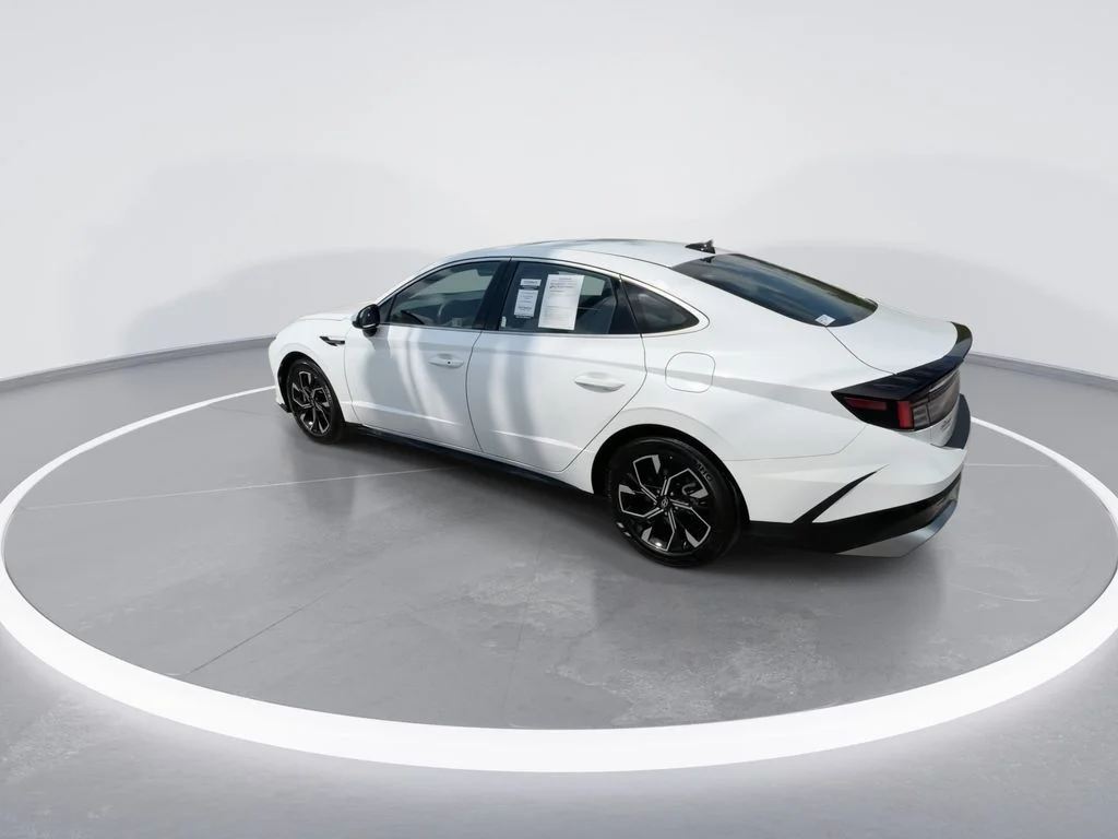 Used 2025 White Hyundai SEL image 6