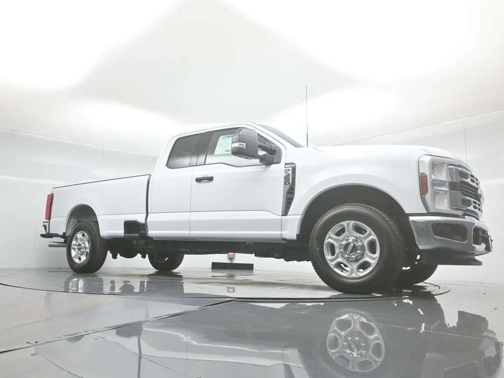 New 2026 Oxford White Ford XLT image 43
