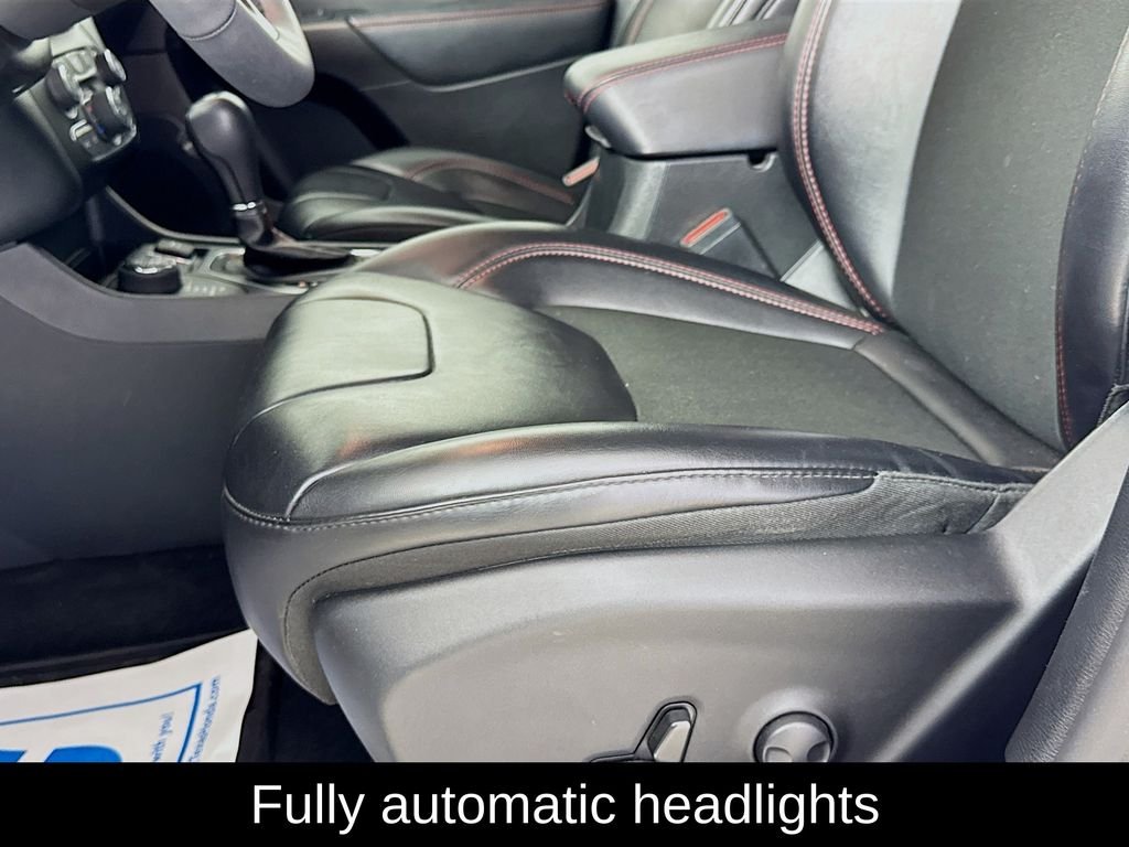 Used 2022 Bright White Clearcoat Jeep Trailhawk image 24