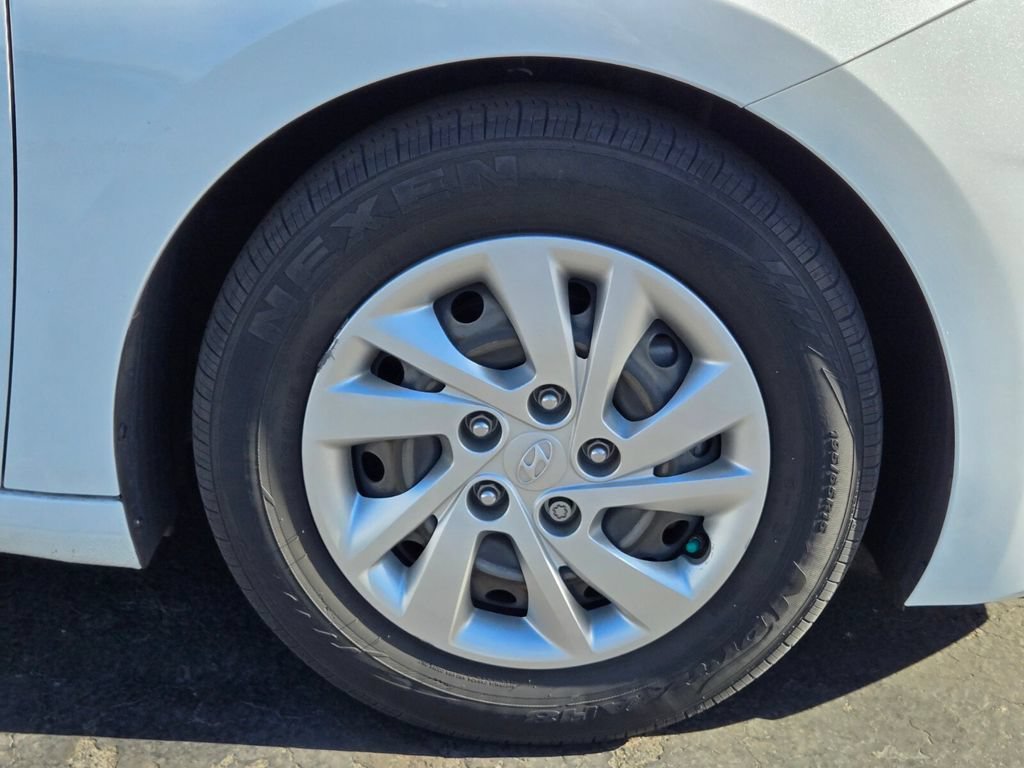 Used 2020 Quartz White Pear Hyundai SE image 3