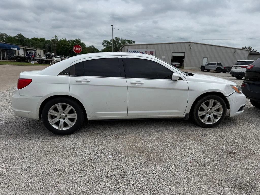 Used 2013 White Chrysler Touring image 7