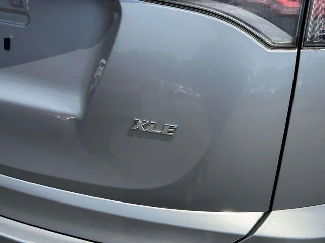 Used 2018 Silver Toyota XLE image 11