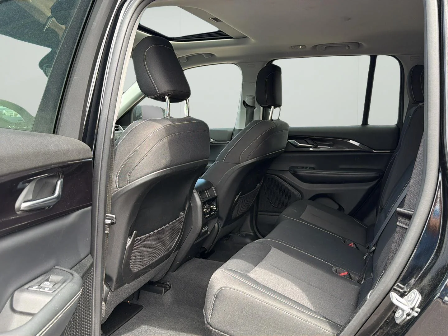 Used 2023 Diamond Black Crystal Pearlcoat Jeep Laredo image 19