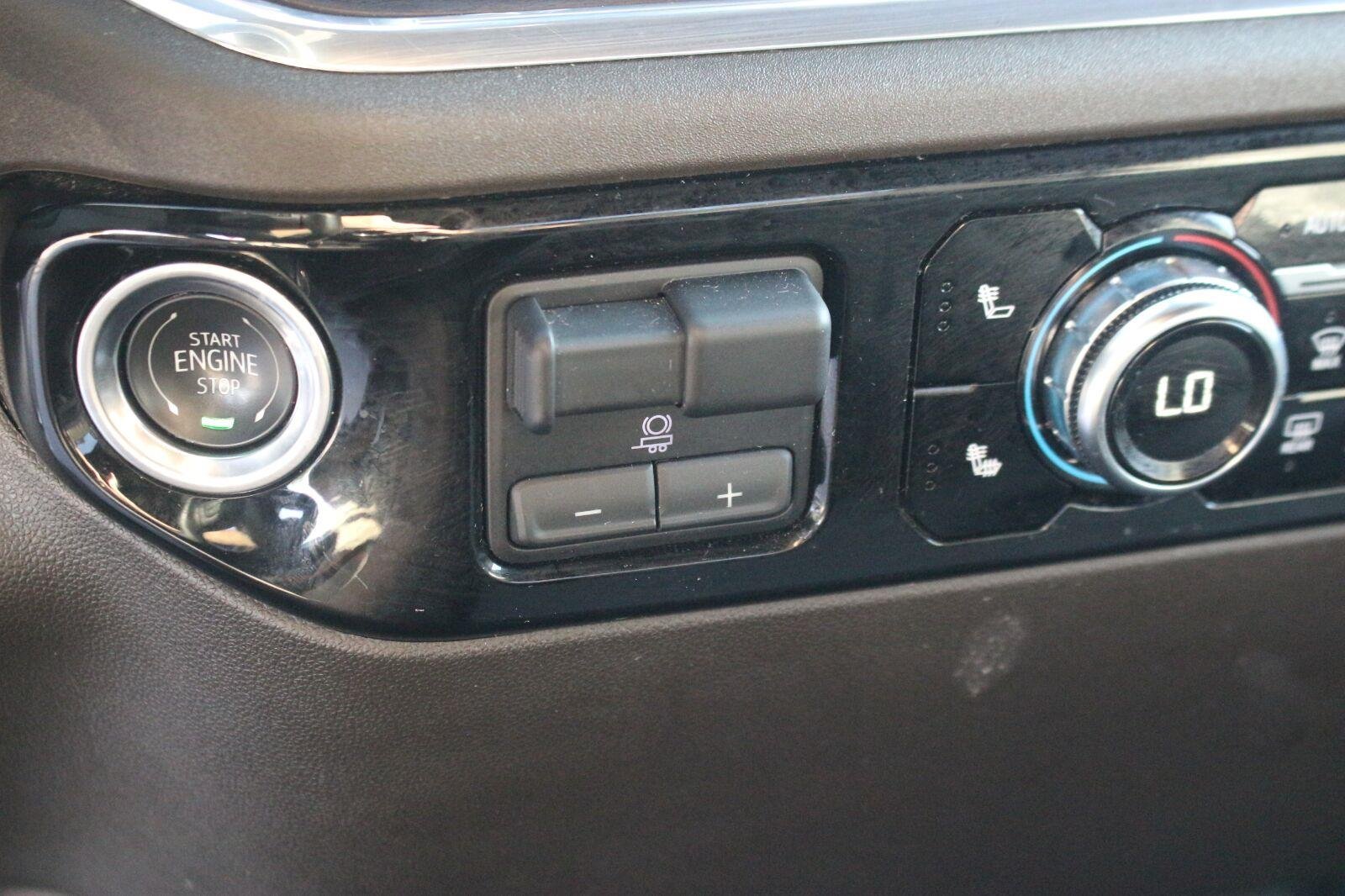 Used 2025 Summit White GMC SLT image 26