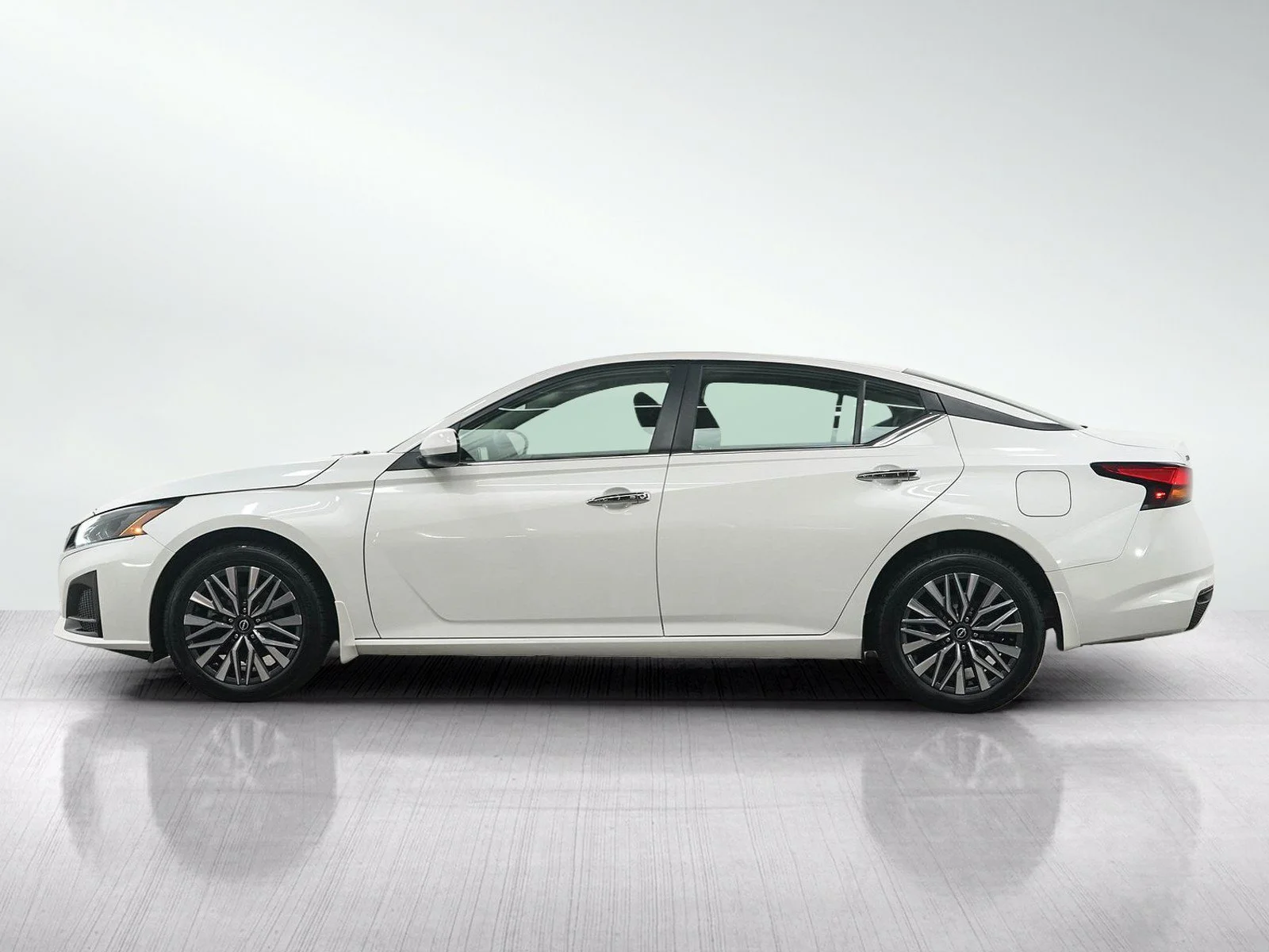 Used 2023 Nissan Altima SV with VIN 1N4BL4DWXPN419515 for sale in Minneapolis, Minnesota