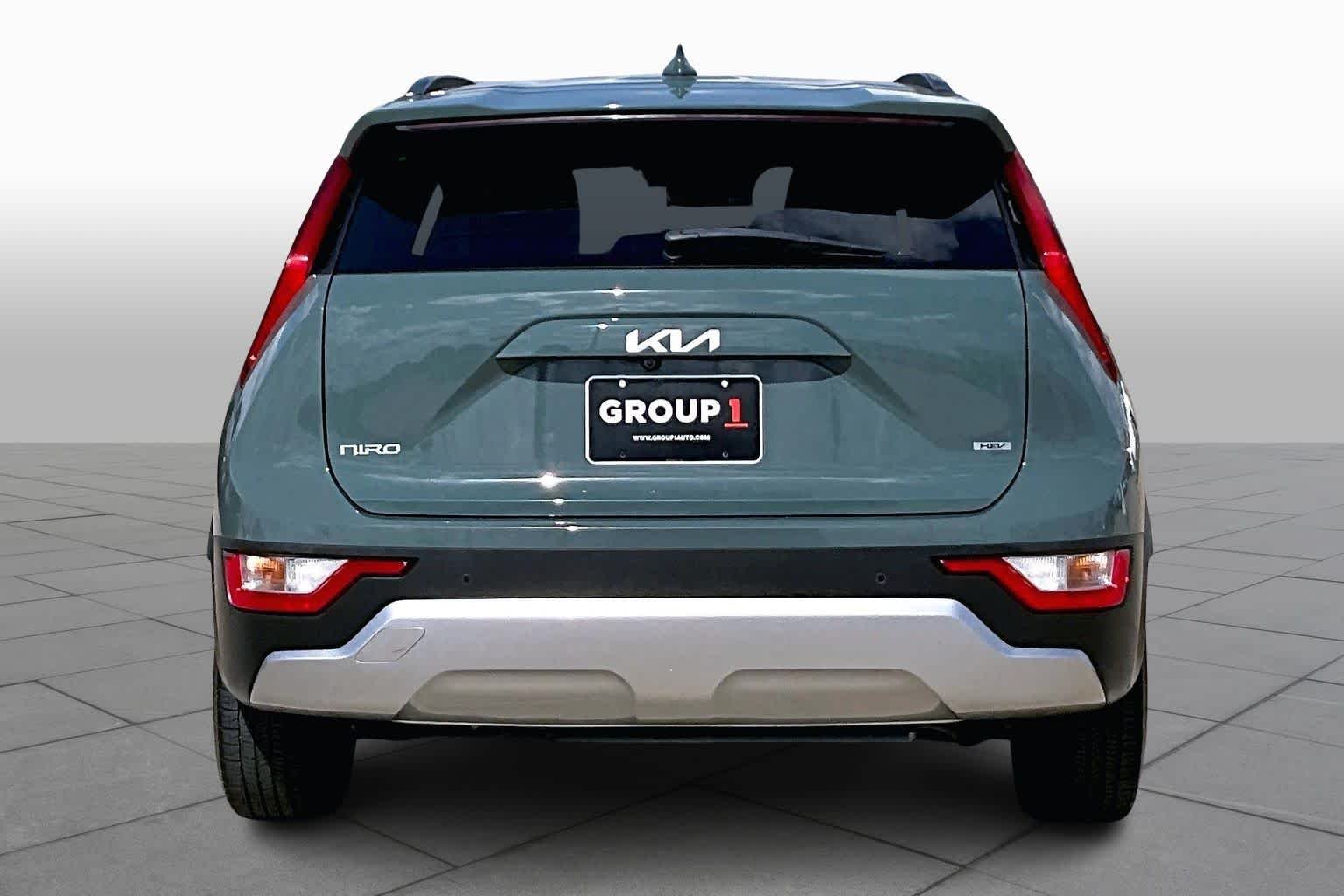 Used 2023 Cityscape Green Kia EX image 8