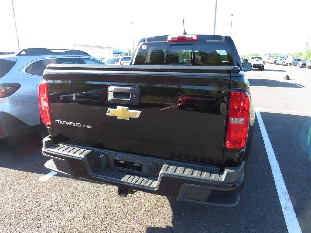Used 2020 Black Chevrolet Z71 image 13