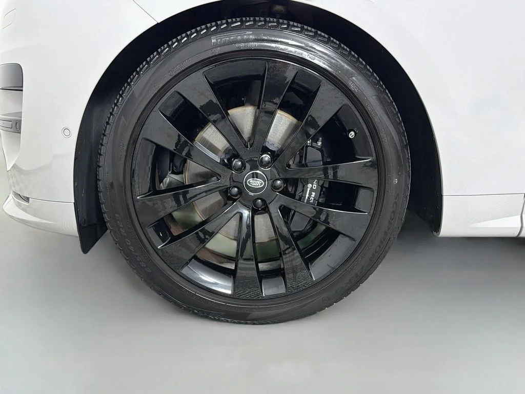 Used 2023 Gray Land Rover SE Dynamic image 34