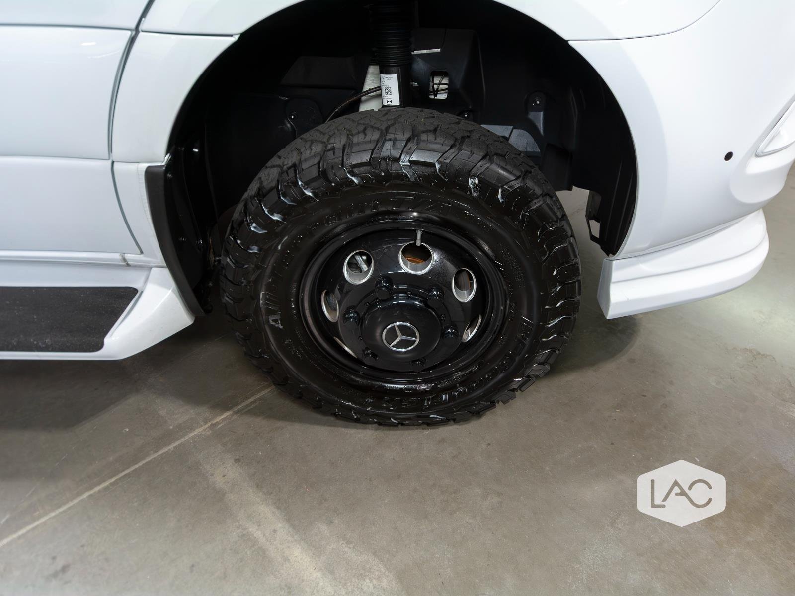 New 2026 Arctic White OGV Luxury Coach AWD (10OBA)10-Pass*ADV Wheel Pkg*PetSafe image 21