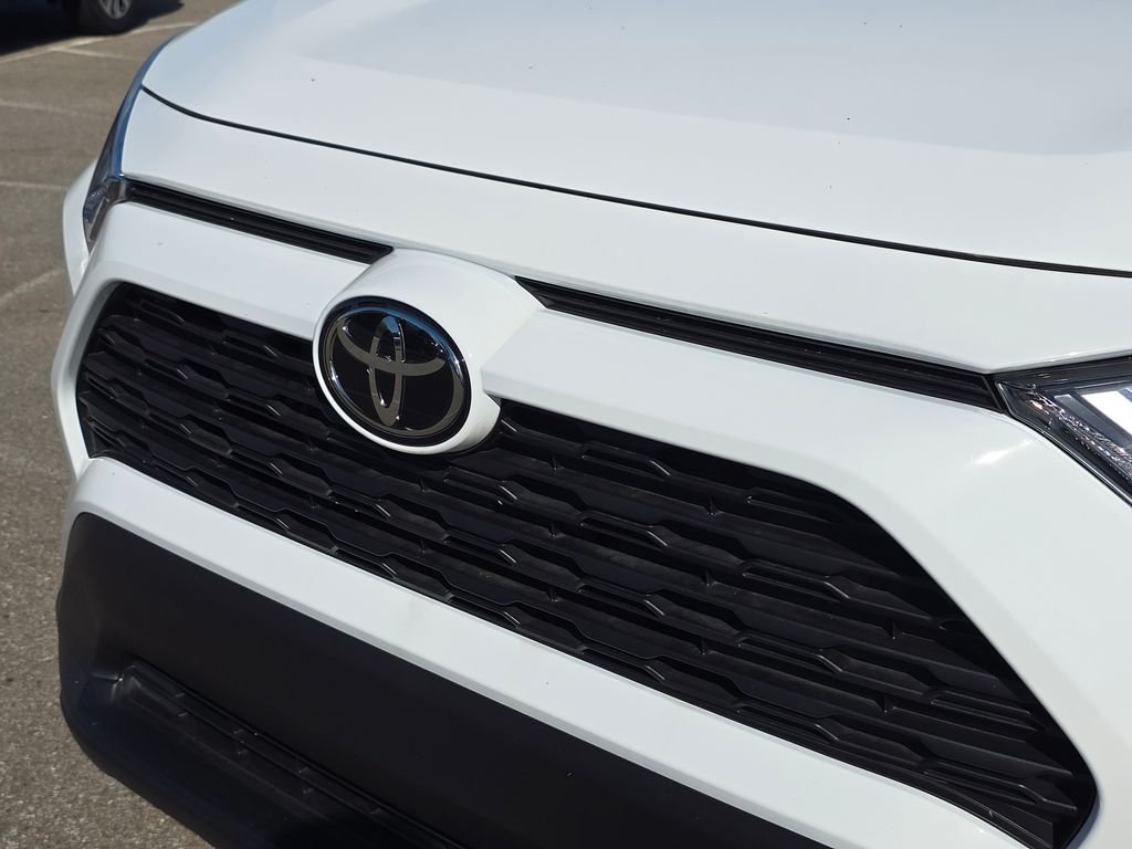 Used 2025 White Toyota XLE image 13
