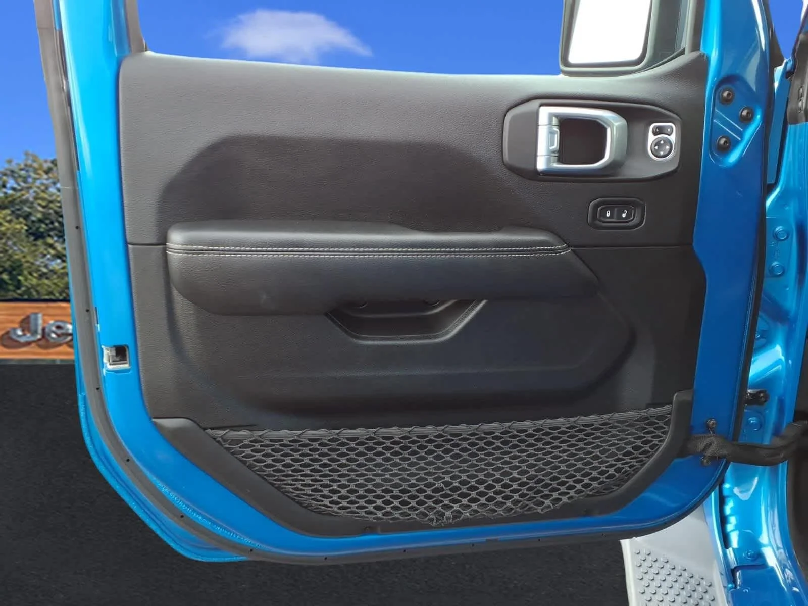 Used 2022 Hydro Blue Pearlcoat Jeep Unlimited Sahara image 11