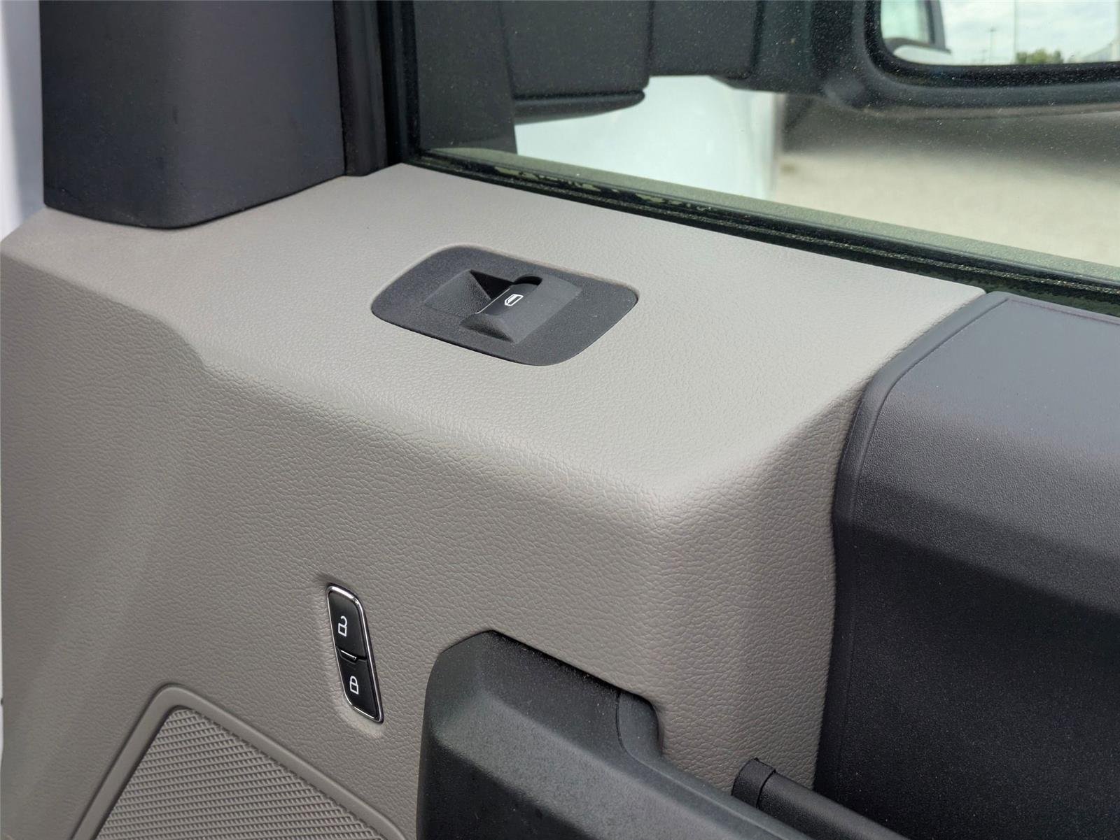 Used 2022 Oxford White Ford XL image 26