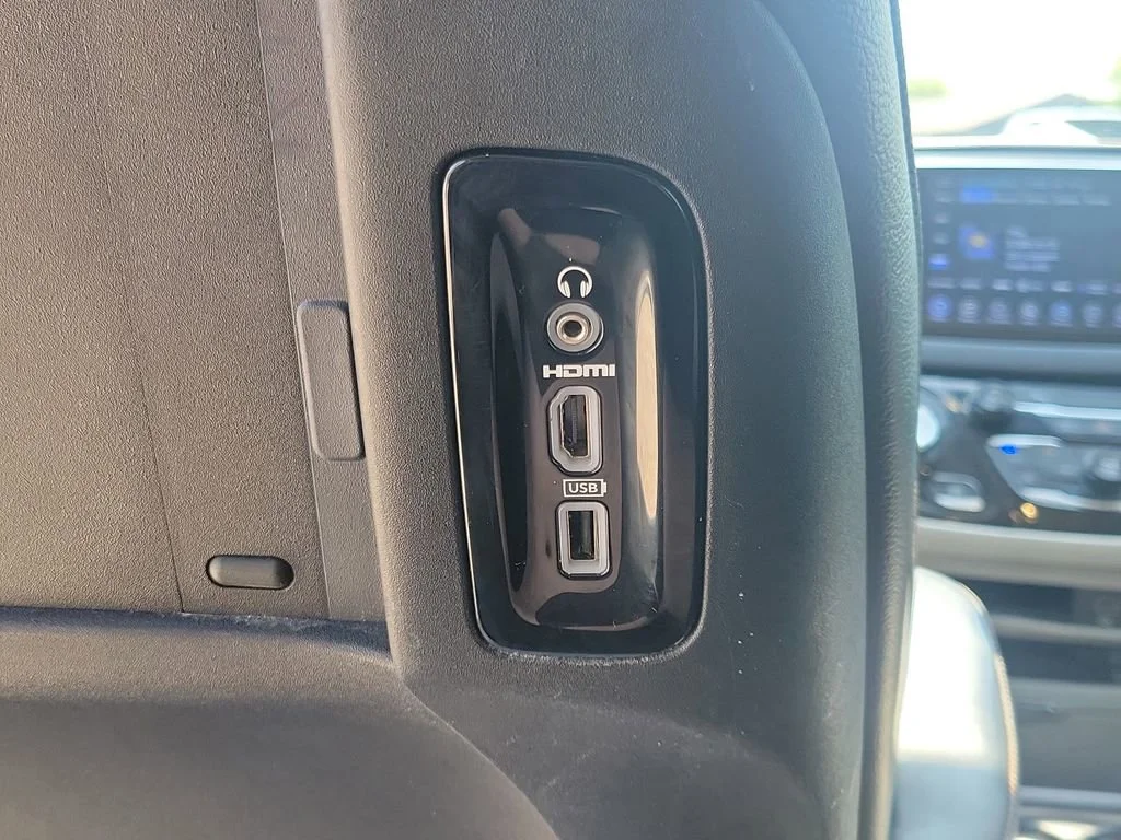 Used 2017 White Chrysler Touring-L Plus image 15