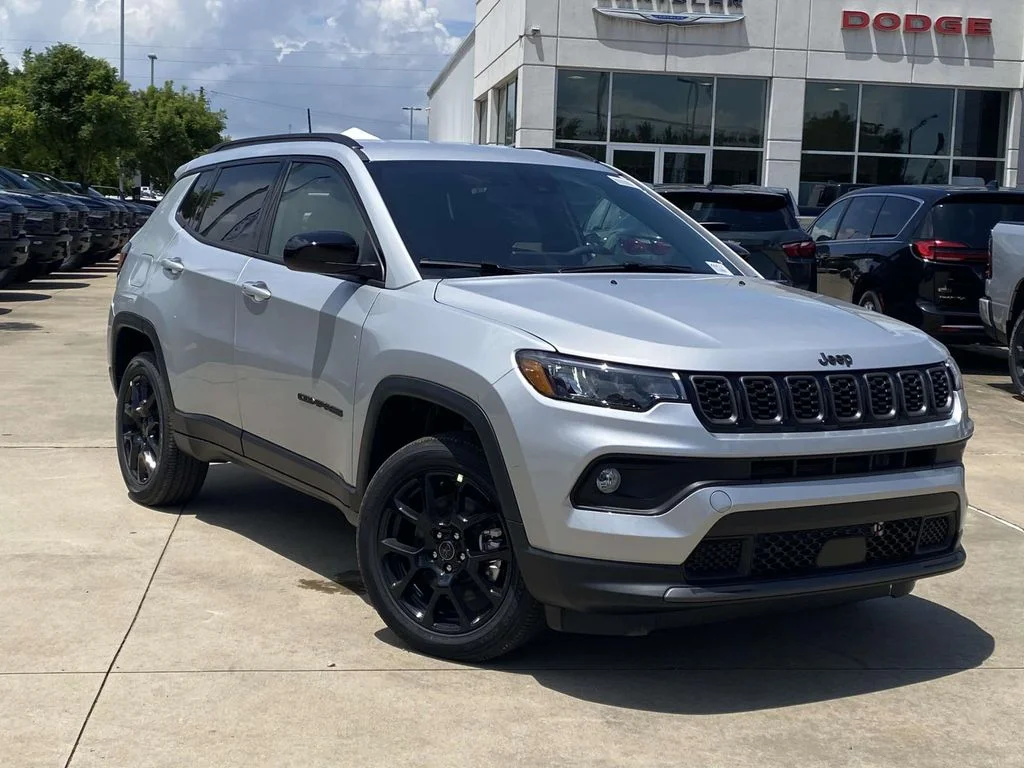 New 2026 Silver Zynith Metallic Clear-Coat Exterior Paint Jeep Latitude Altitude image 27