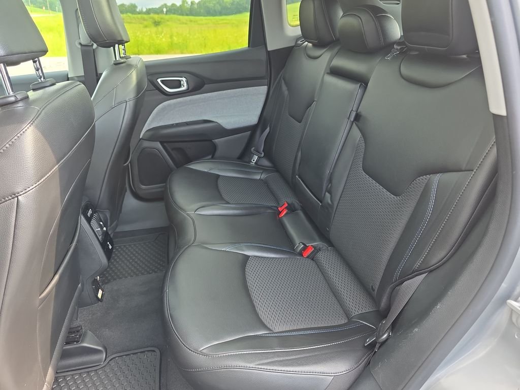 Used 2022 Silver Jeep Latitude image 15