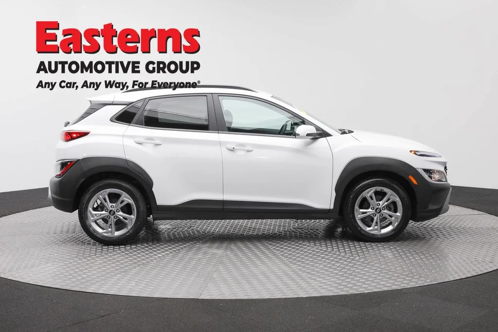 Used 2023 White Hyundai SEL image 4