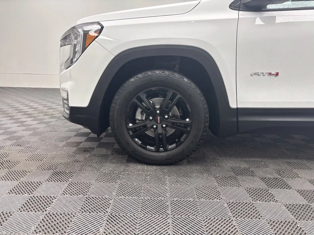 Used 2022 White GMC AT4 image 16