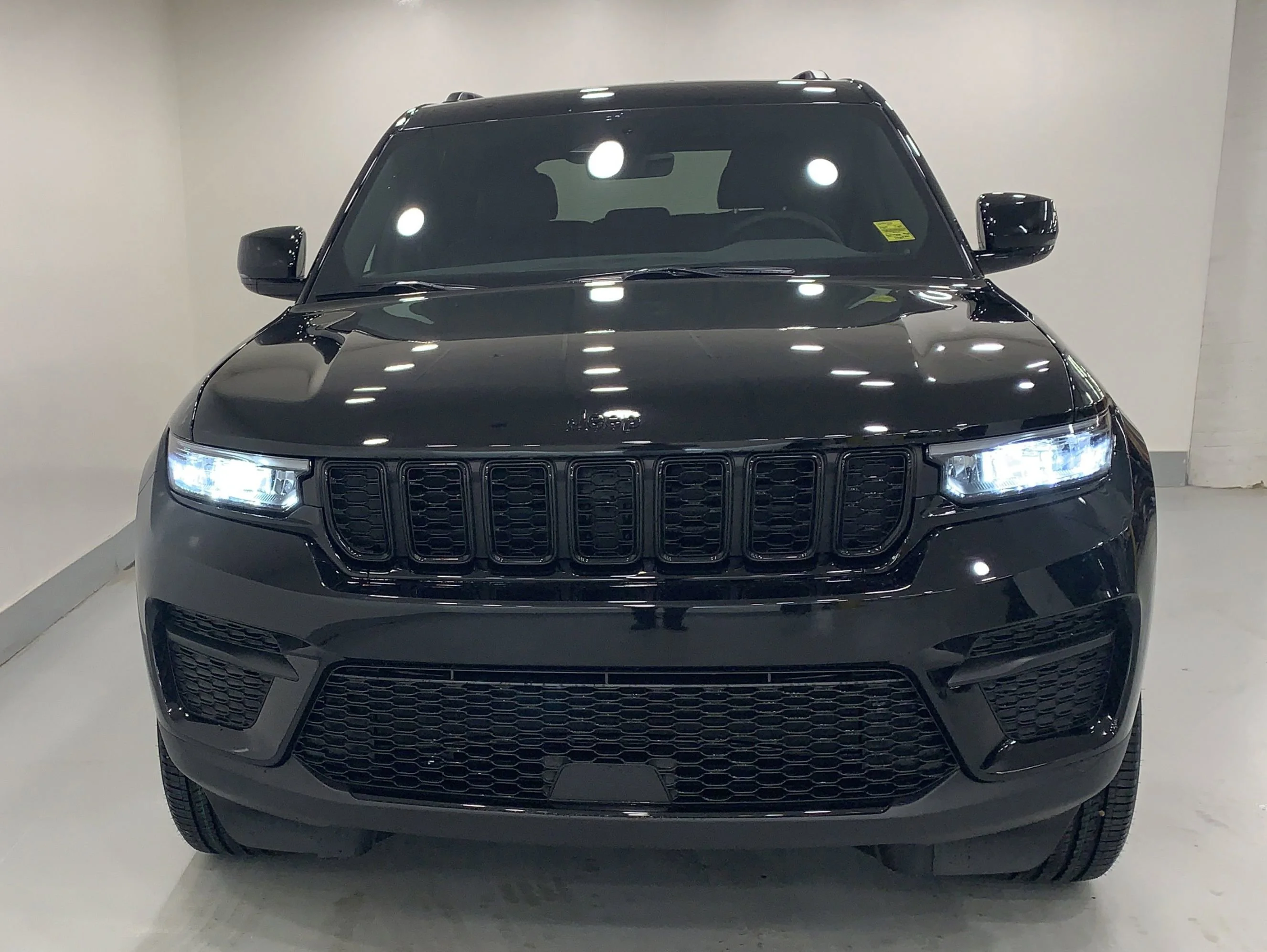 New 2025 Diamond Black Crystal Pearl Jeep Altitude image 4