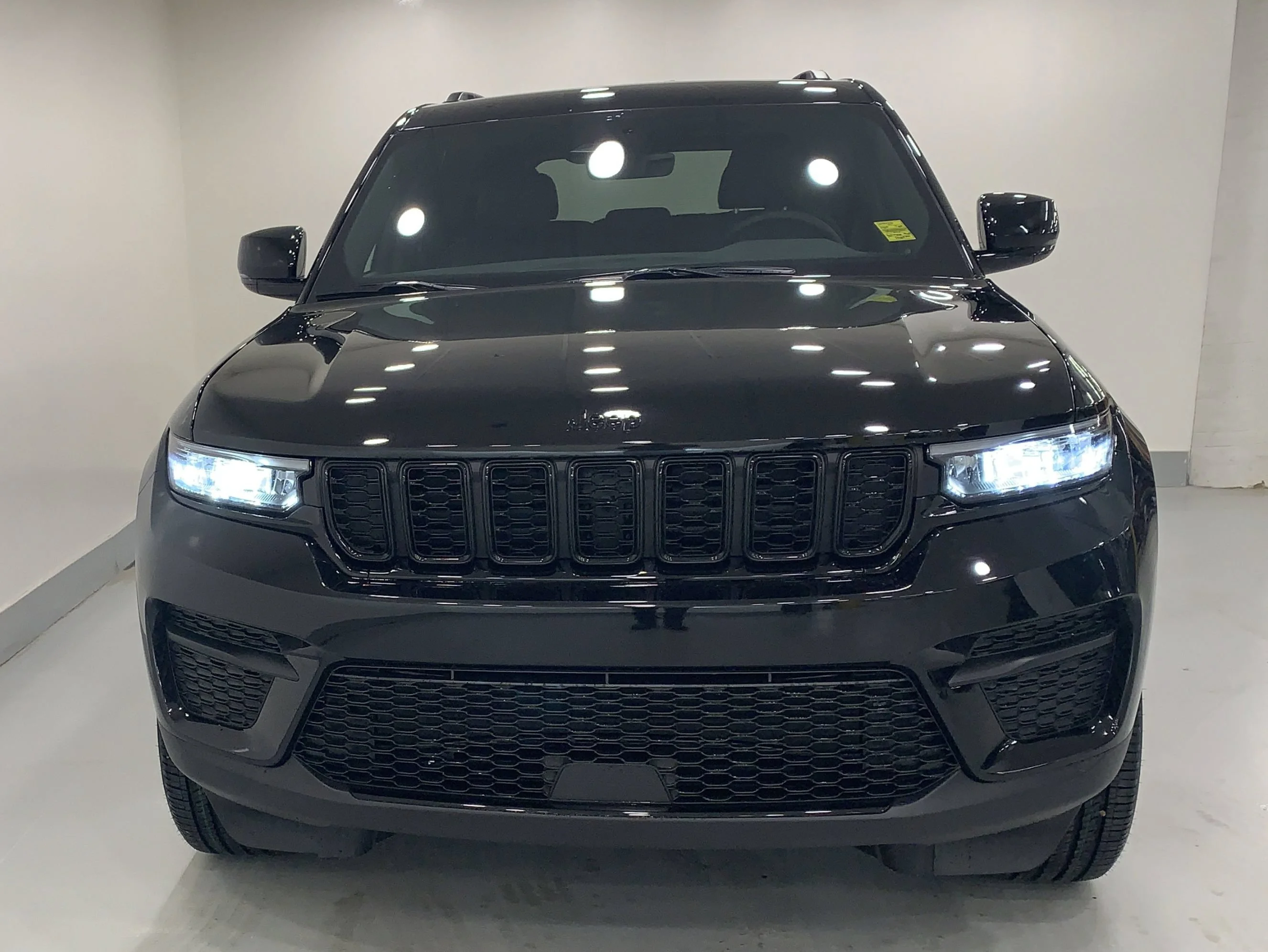 New 2025 Diamond Black Crystal Pearl Jeep Altitude image 4