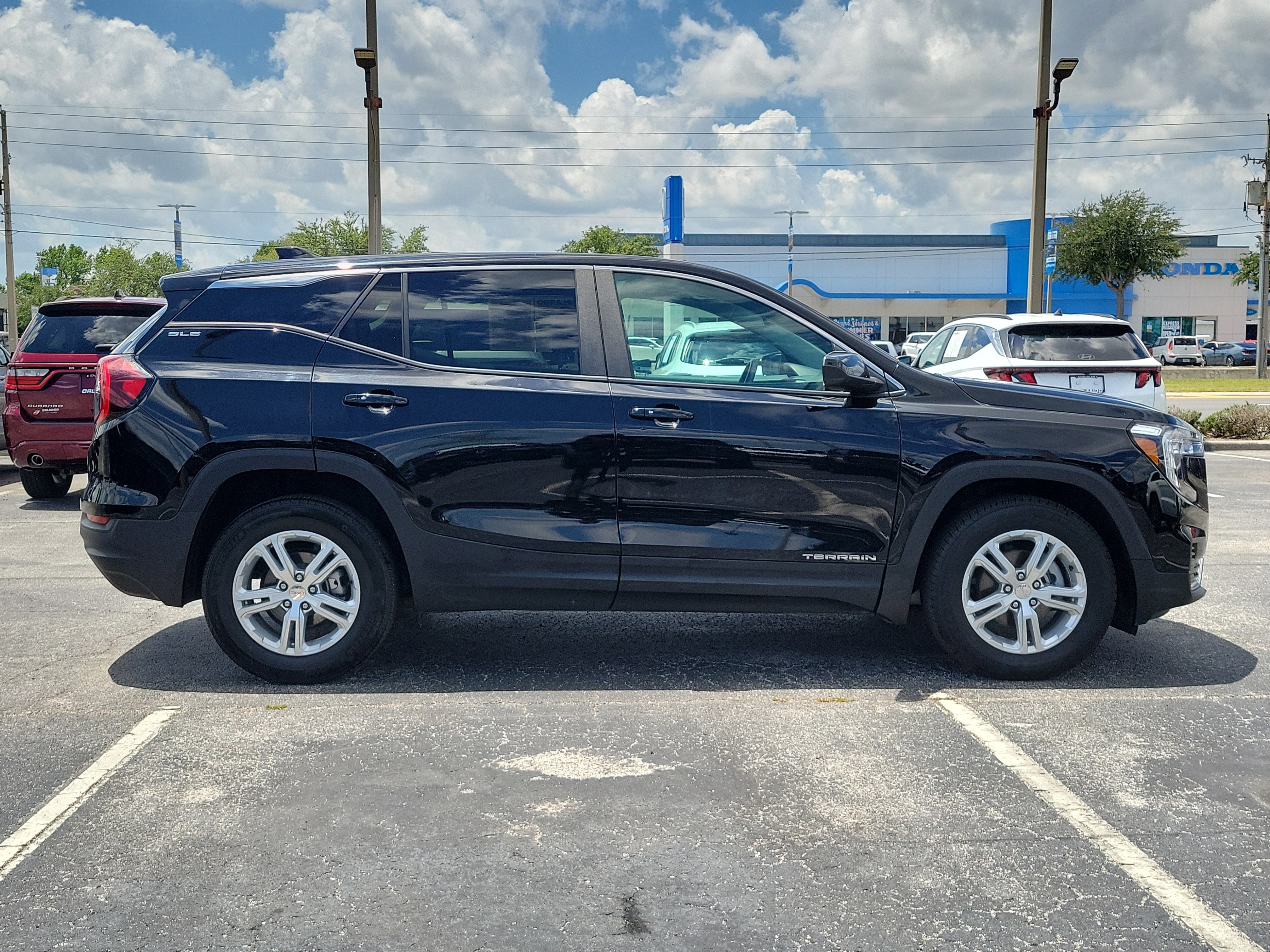 Used 2024 Ebony Twilight Metallic GMC SLE image 7