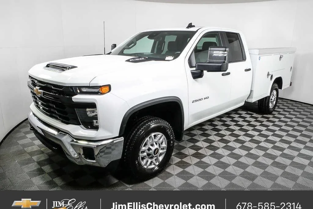 New 2026 Summit White Chevrolet WT image 22