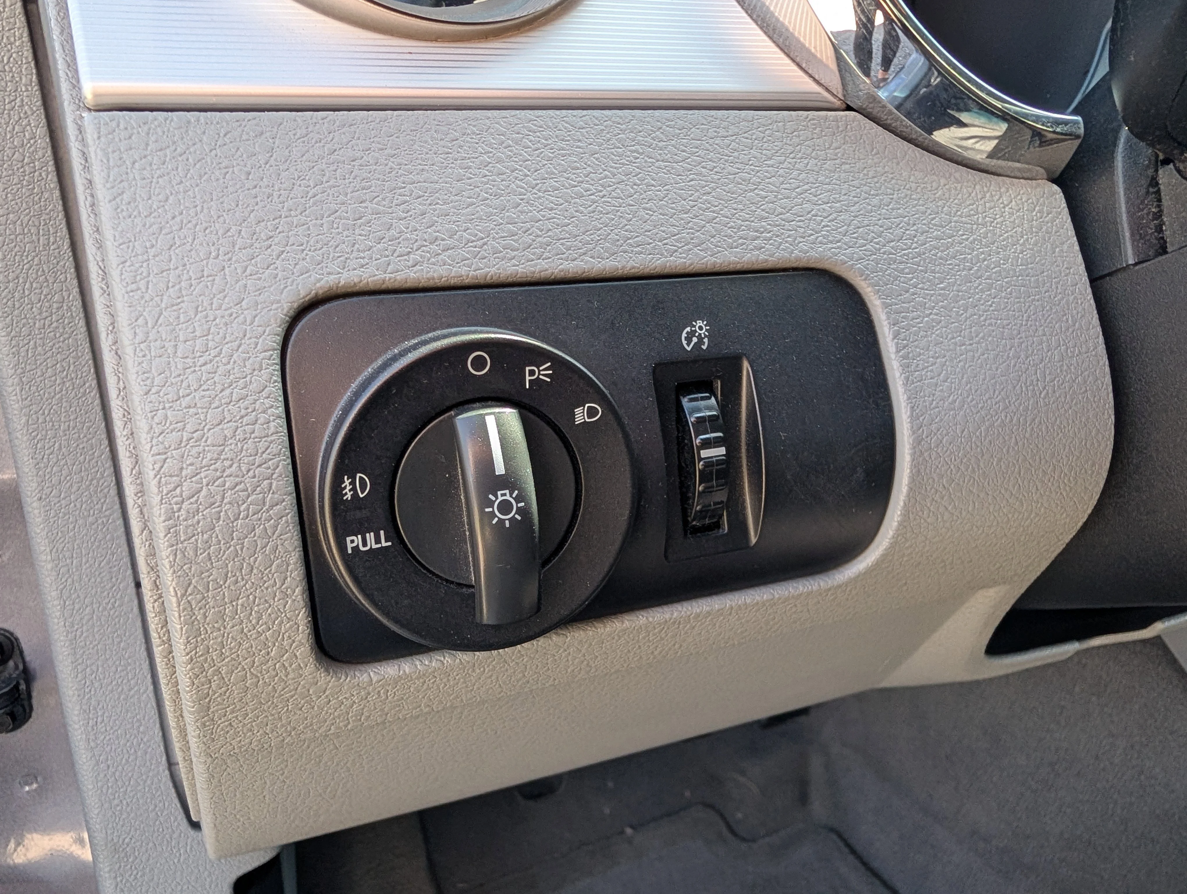 Used 2006 Satin Silver Metallic Ford GT Premium image 25
