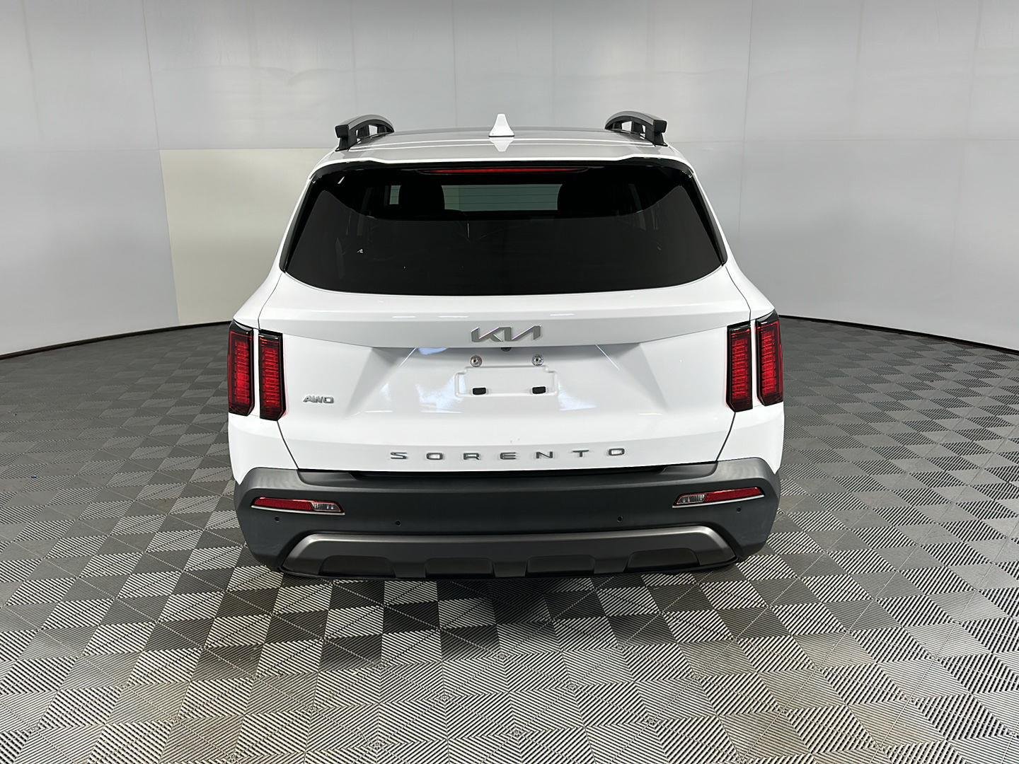 Used 2022 Glacial White Pearl Kia  image 10