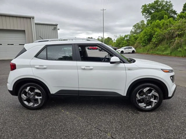 Used 2025 White Hyundai SEL image 9