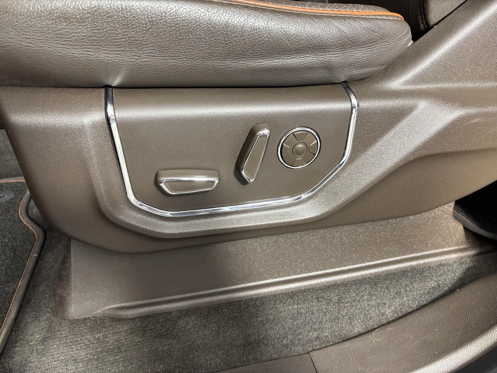 Used 2017 Bronze Fire/Caribou Ford King Ranch image 13