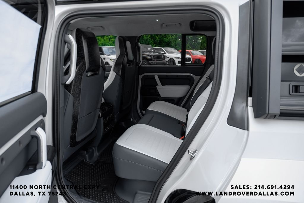 New 2026 Borasco Grey Metallic Land Rover OCTA image 45