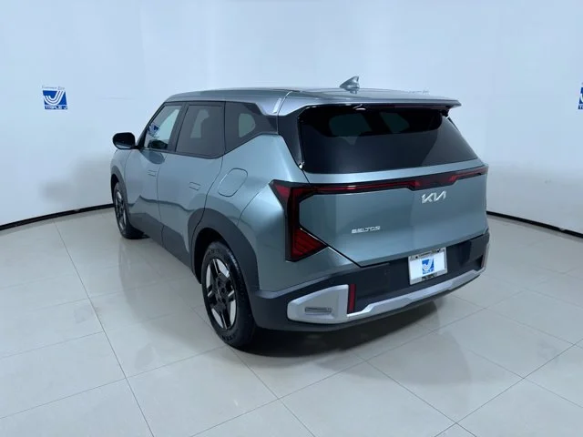 New 2027 ICEBERG GREEN Kia LX image 6