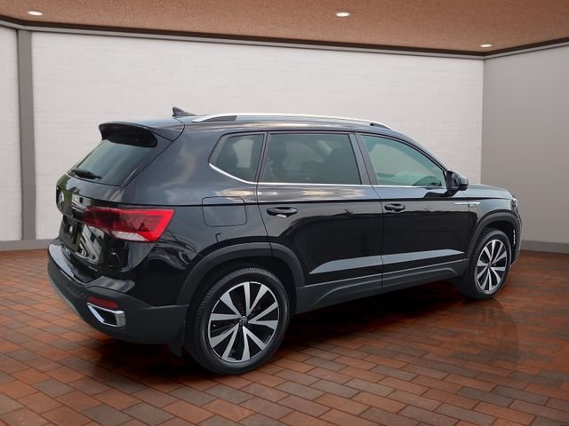 Used 2022 Deep Black Pearl Volkswagen 1.5T SE image 3
