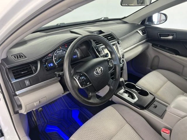 Used 2014 White Toyota LE image 14