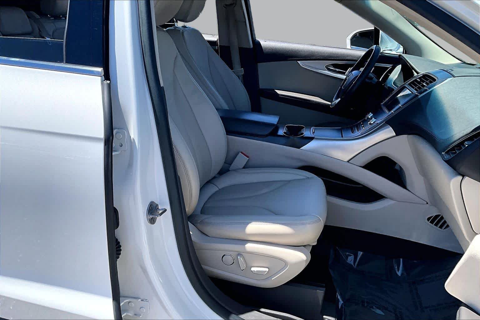 Used 2020 Pristine White Lincoln Standard image 7
