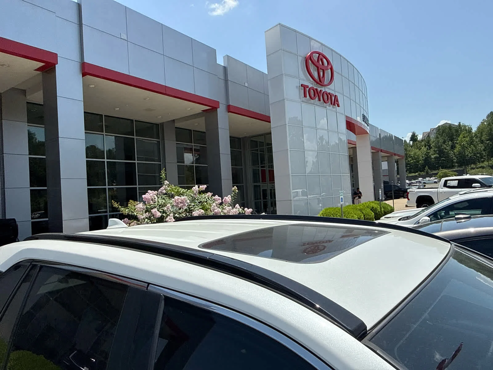 Used 2024 Wind Chill Pearl Toyota XLE Premium image 3