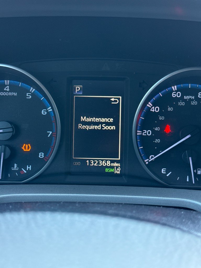 Used 2018 White Toyota XLE image 4