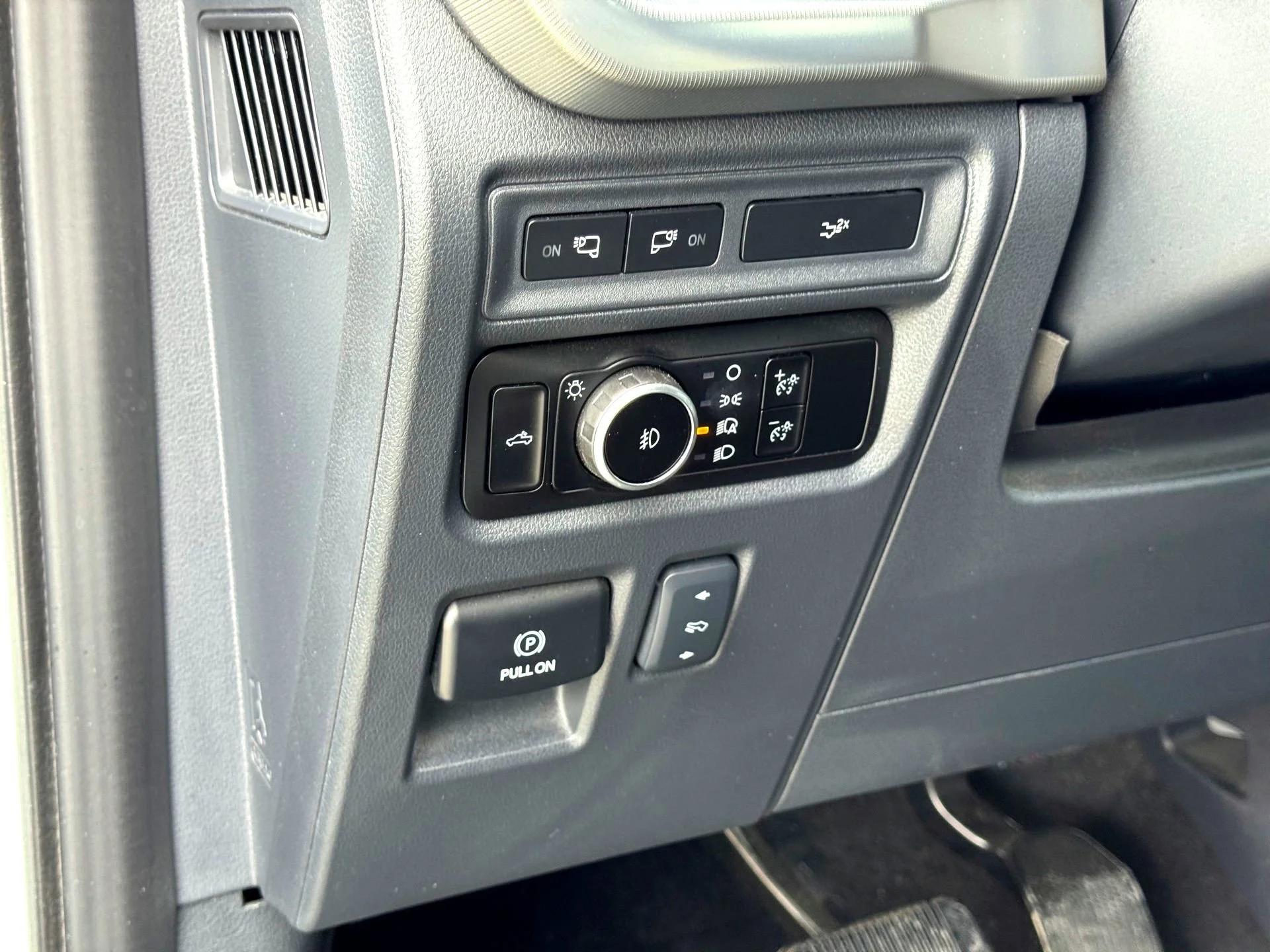 Used 2024  Ford Lariat image 13