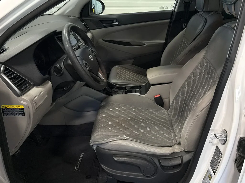 Used 2018 White Hyundai SE image 7