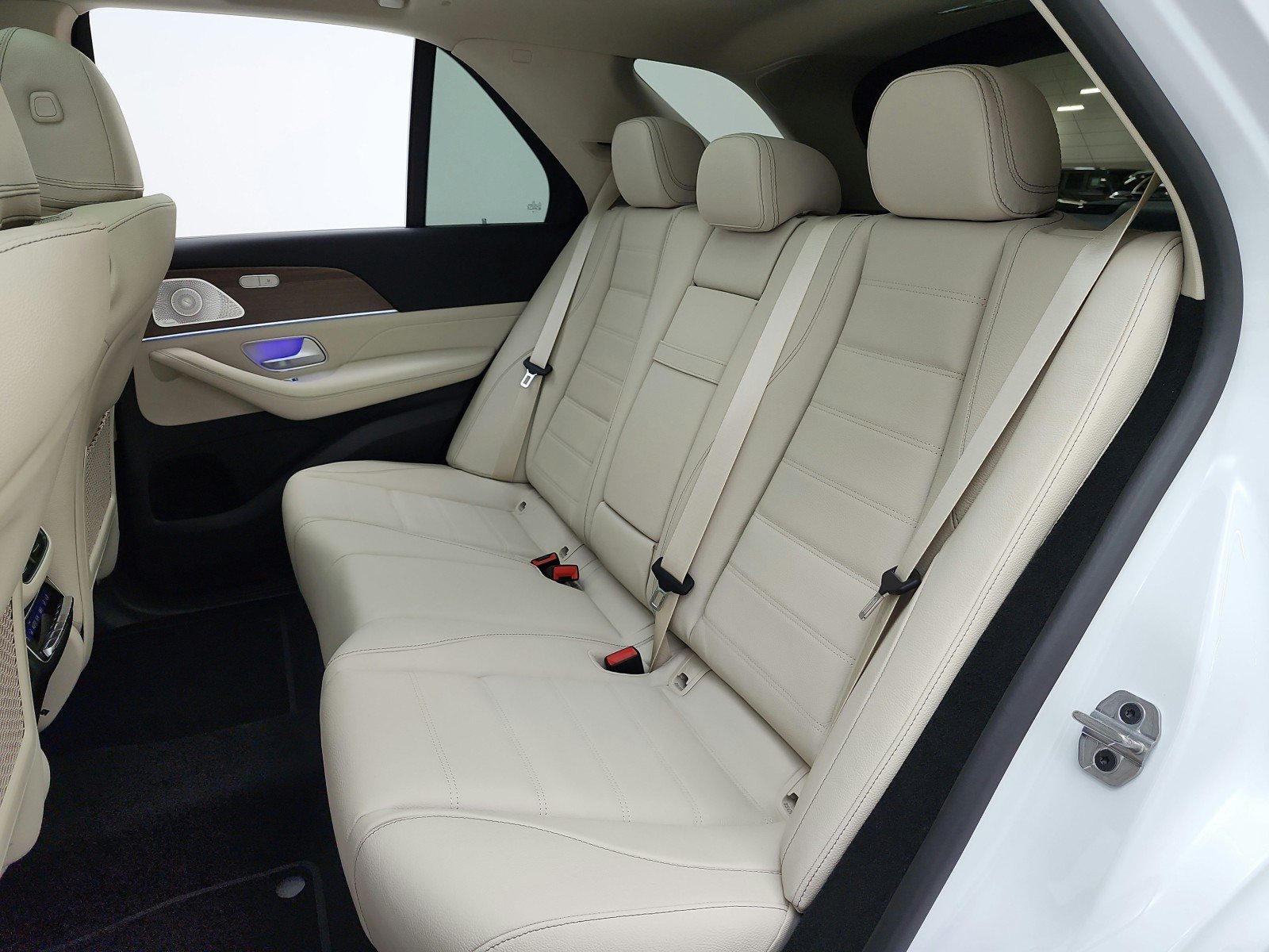 New 2026 MANUFAKTUR Moonlight White Metallic Mercedes-Benz GLE 450 4MATIC® SUV image 11