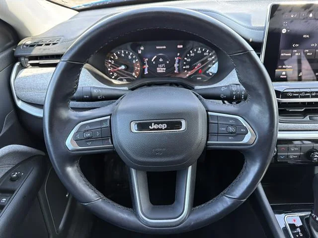 Used 2022 Laser Blue Pearl Coat Jeep Latitude Lux image 17
