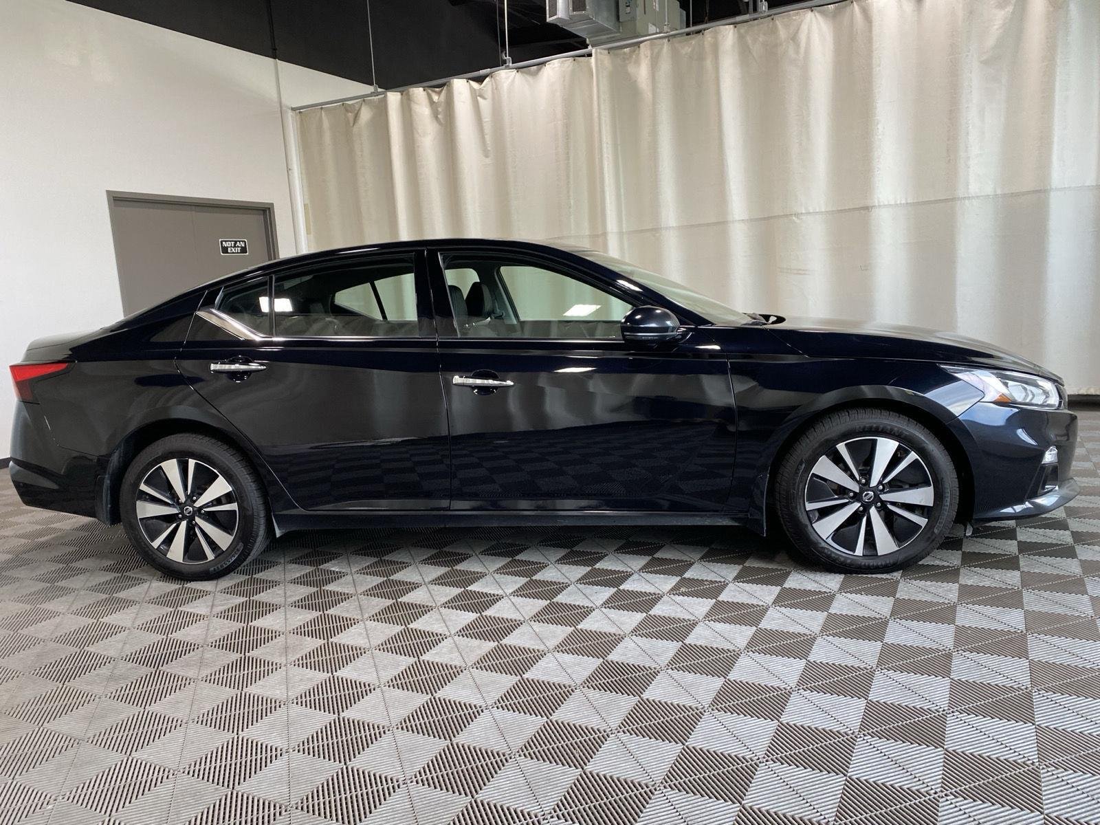 Used 2019 Super Black Nissan 2.5 SL image 8