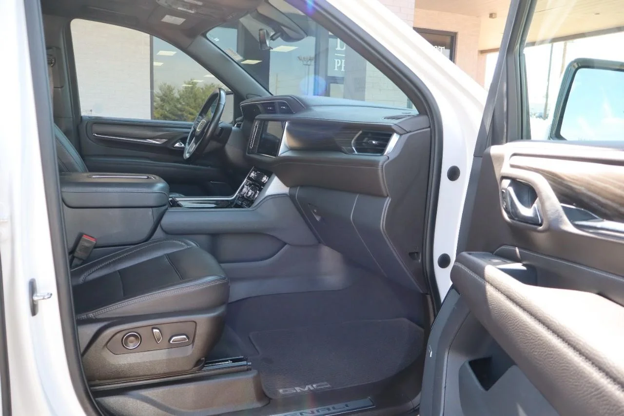 Used 2021 White Frost Tricoat GMC Denali image 36