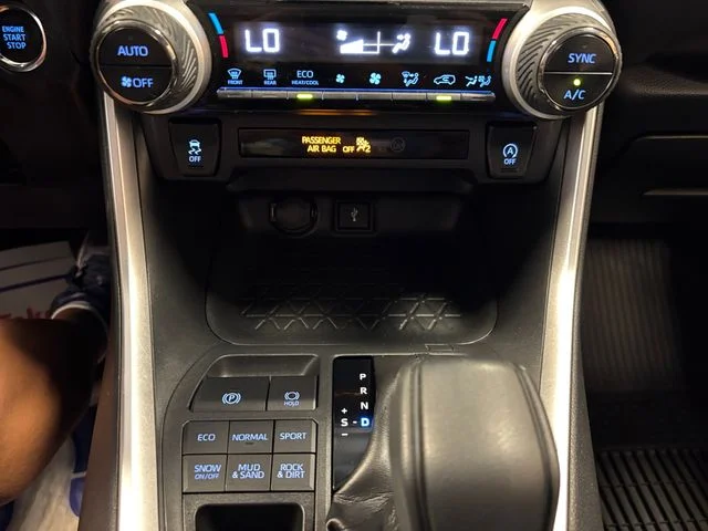 Used 2020  Toyota XLE image 21