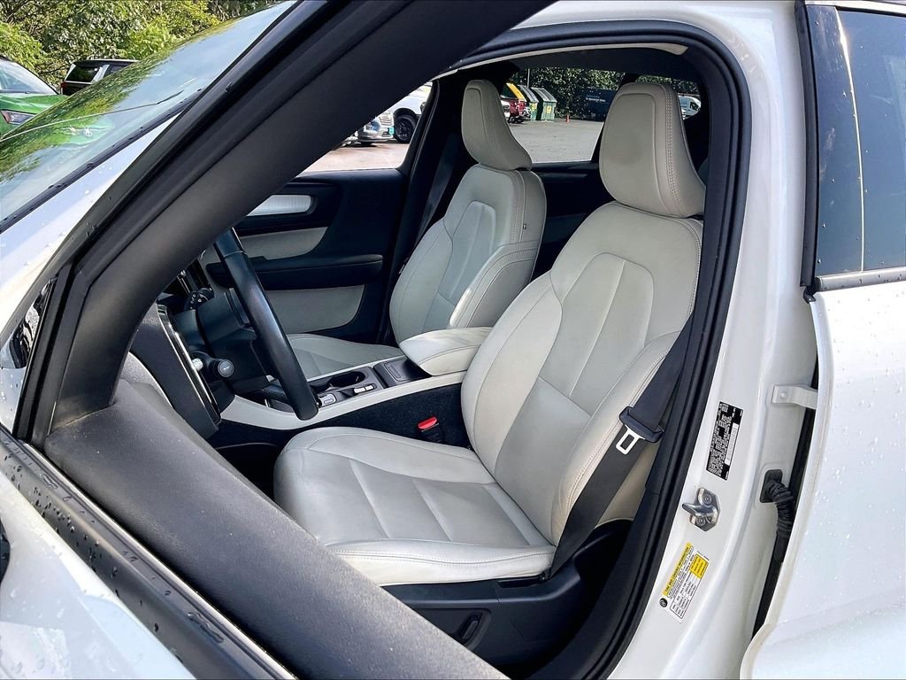 Used 2020 White Volvo Momentum image 9