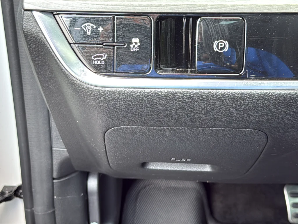 Used 2024 White Kia X-Pro image 28